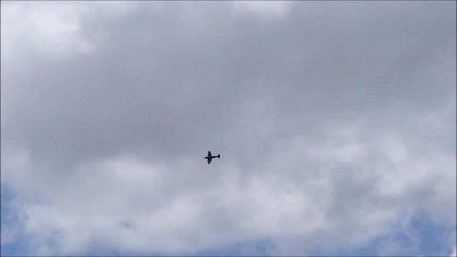 Five electric RC Spitfires flying at KAMS Warbirds Day 2020 смотреть онлайн