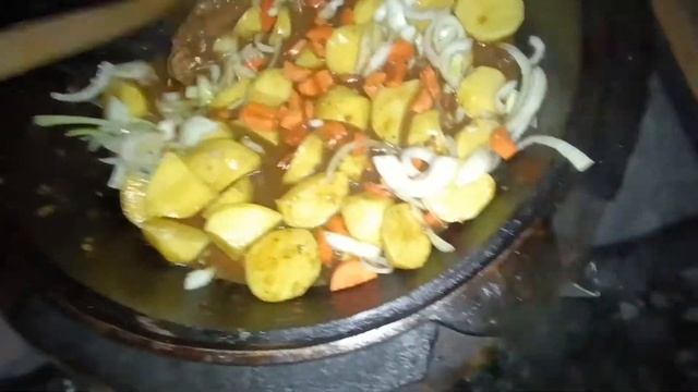 Заяц тушёный с овощами в казане на костре смотреть онлайн