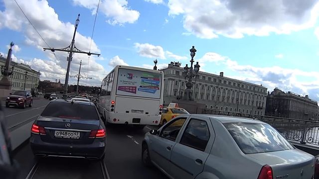 Мерседес AMG подрезал байкера и попытался скрыться смотреть онлайн