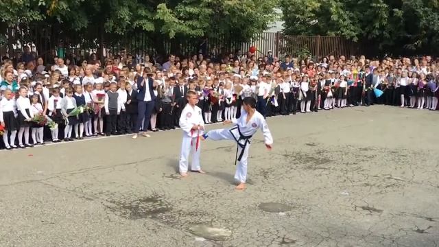 1 сентября линейка! Выступление тхэквондистов смотреть онлайн