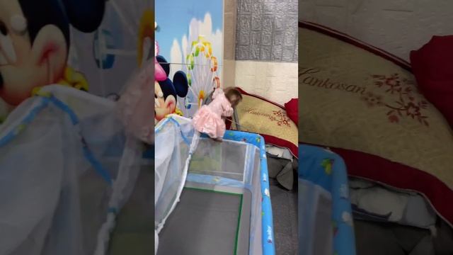 Linda jumped on the baby's cradle смотреть онлайн