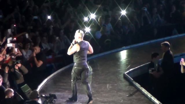 Robbie Williams - We Will Rock You смотреть онлайн