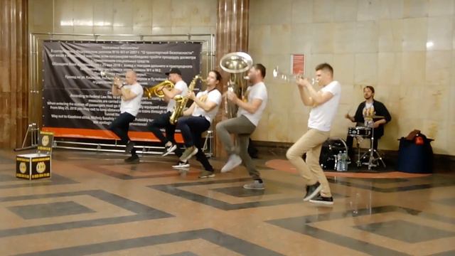 Уличные музыканты в Московском метро Курская BREVIS BRASS BAND смотреть онлайн