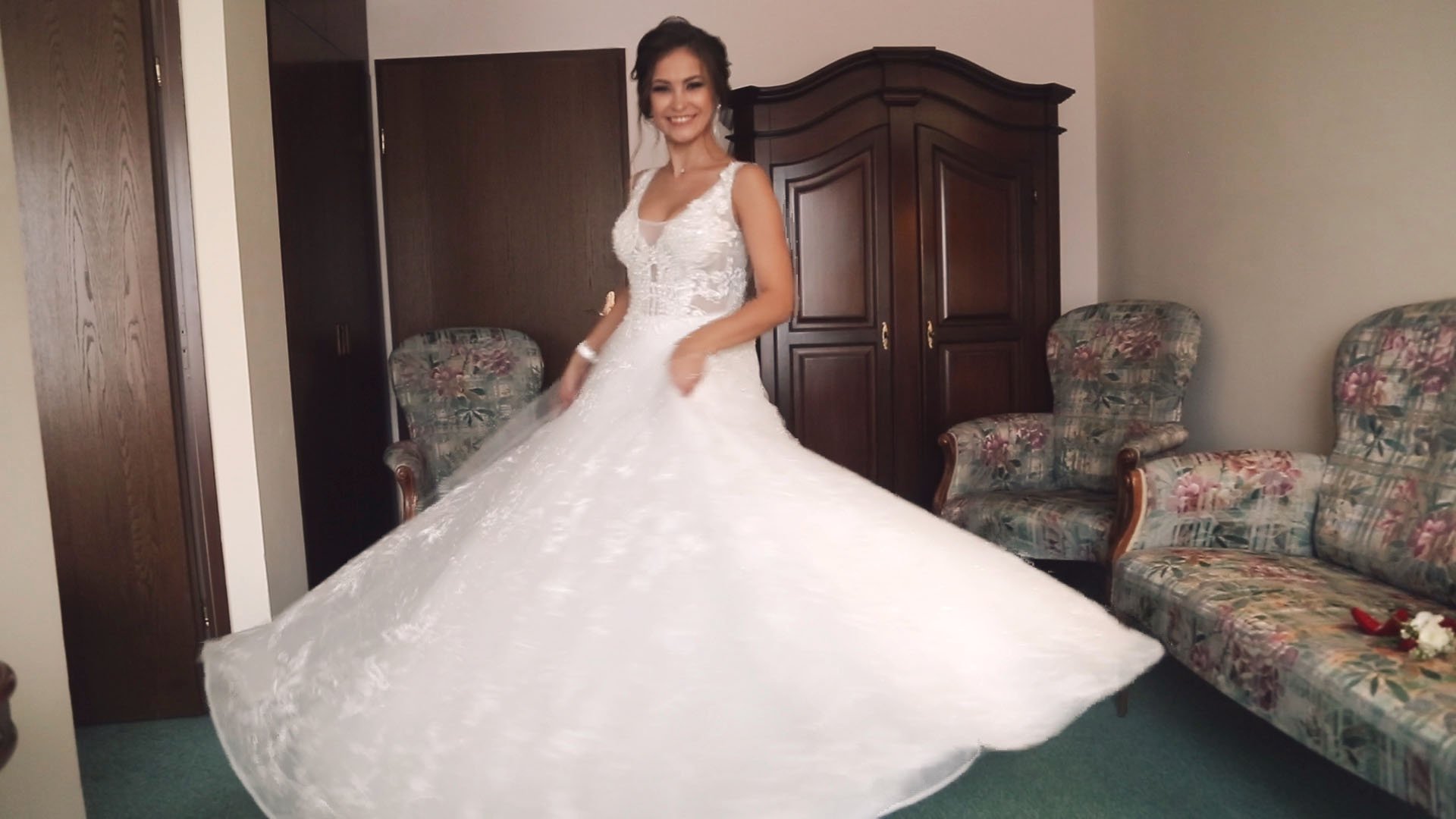 Симпатичная невеста, подготовка к свадьбе смотреть онлайн