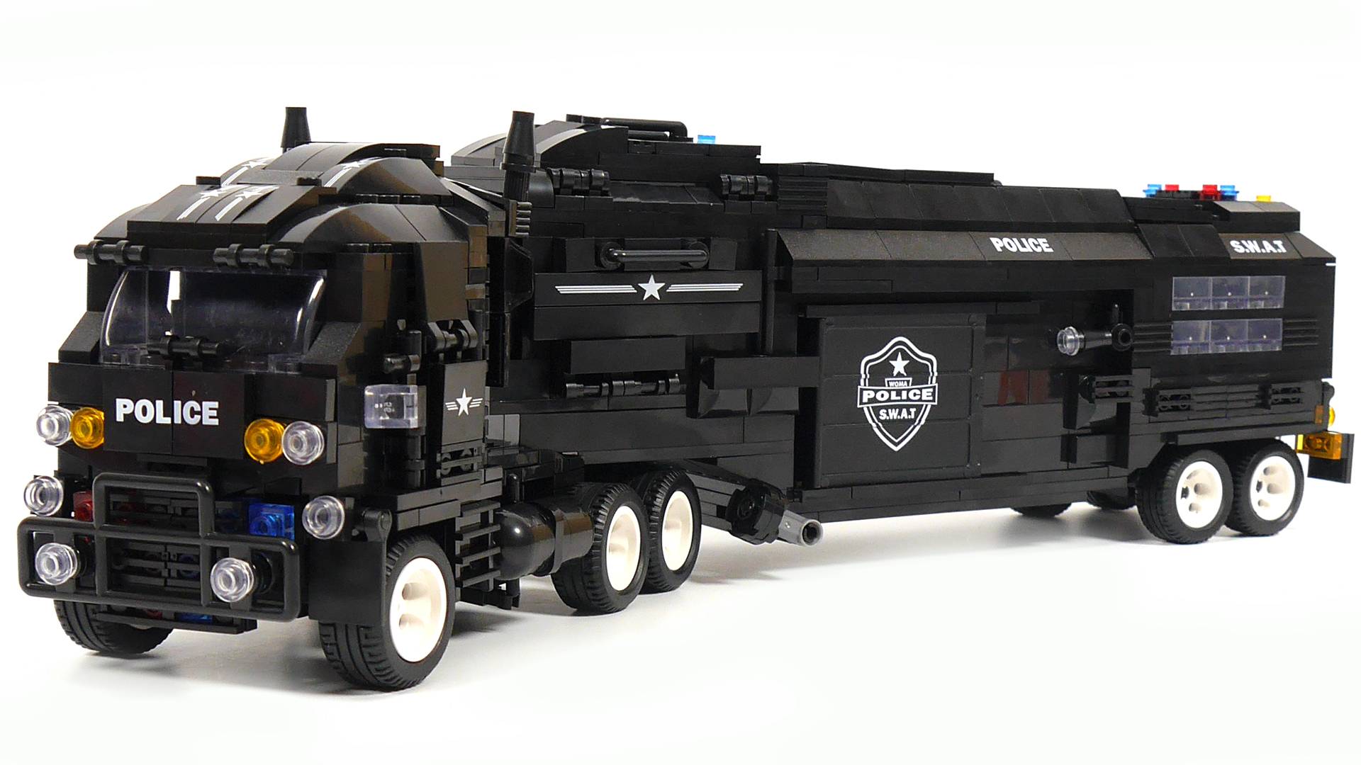Собираем полицейский грузовик из LEGO - конструктор WOMA SWAT CORPS C0552 SWAT truck смотреть онлайн