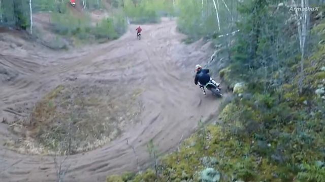 Заруба на мотоциклах в лесу SX250 KX250 CRF250R смотреть онлайн
