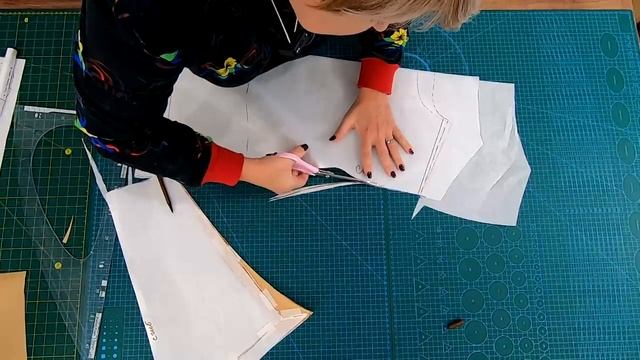 Спортивный костюм с оригинальной толстовкой. Моделирование и раскрой модного спортивного костюма.mp4 смотреть онлайн