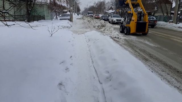 Очистка снега с тротуара смотреть онлайн