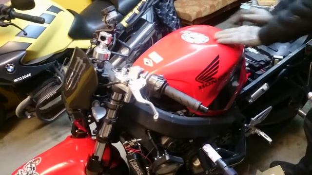 Мнём бак на Honda F4i смотреть онлайн