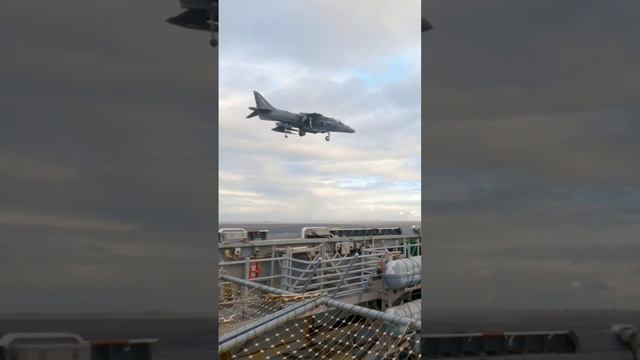 AV-8B Harrier II Flight Ops aboard the amphibious assault ship USS Kearsarge #av8b #av8bharrierii смотреть онлайн