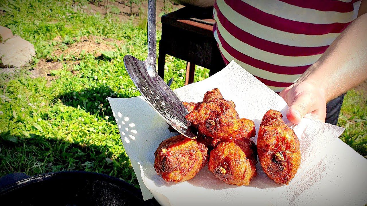 МЕГА хрустящие КУРИНЫЕ ножки в казане на костре | Recipe for crispy chicken legs смотреть онлайн
