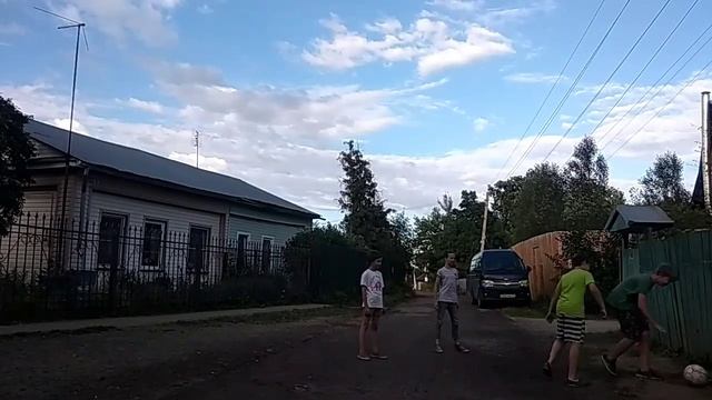 Парень смешно играет в футбол,упал и слетел тапочек) смотреть онлайн