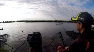 Ловля леща в июле на фидер. Фидер с рыболовами-спортсменами на канале. Жор леща летом.