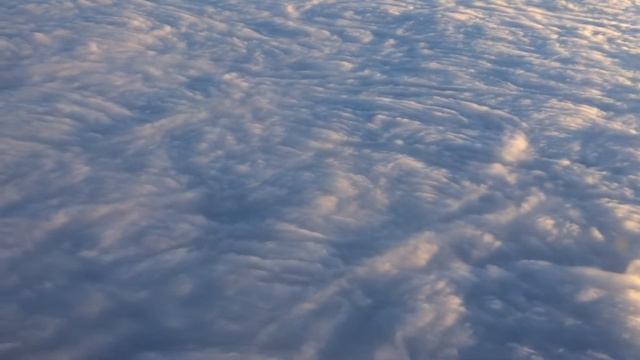 На самолёте над облаками / Солнечный закат смотреть онлайн