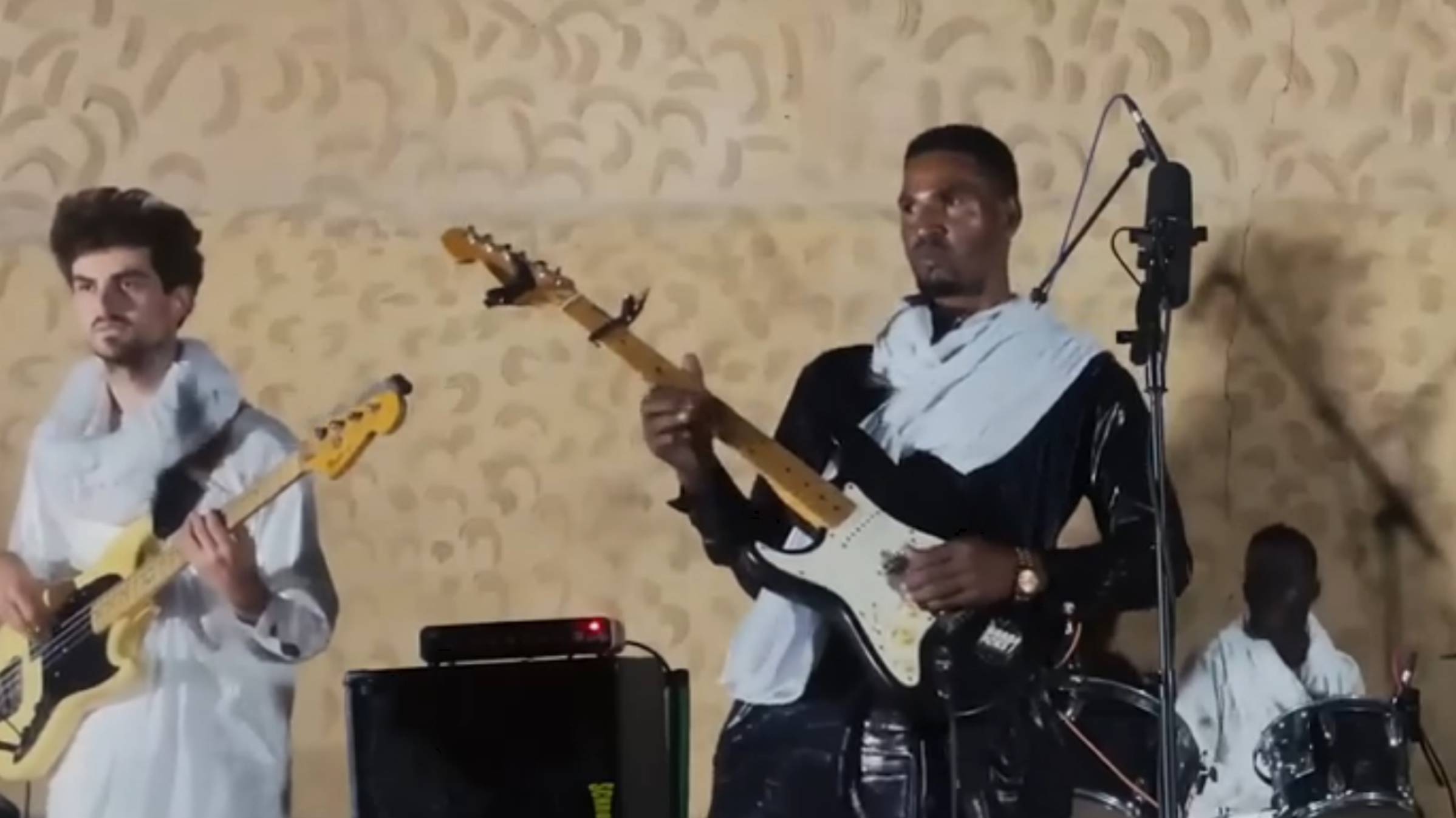 Mdou Moctar - Afrique Victime (Live)