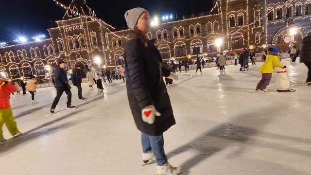 Выбрались в Москву покататься на коньках ГУМ каток 2023 смотреть онлайн