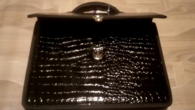 Видеообзор на портфель спейс Milan, кожзам, чёрный, лак анаконда смотреть онлайн