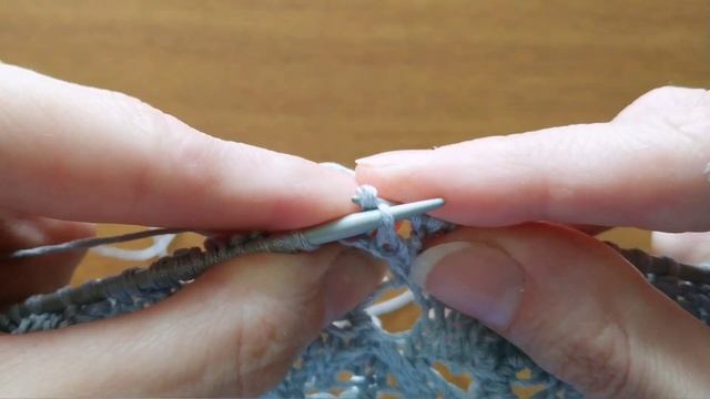 Как провязать три петли вместе изнаночной, чтобы средняя петля на лицевой стороне была сверху смотреть онлайн