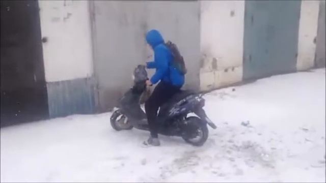 Дрифтим на мопеде по первому снегу!!! смотреть онлайн