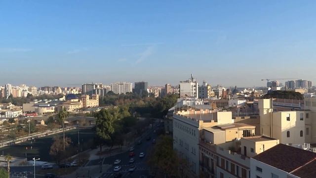 Красивый обзорный вид Валенсии с крепостных башен-ворот Торрес де Серранос. Валенсия. Испания. смотреть онлайн