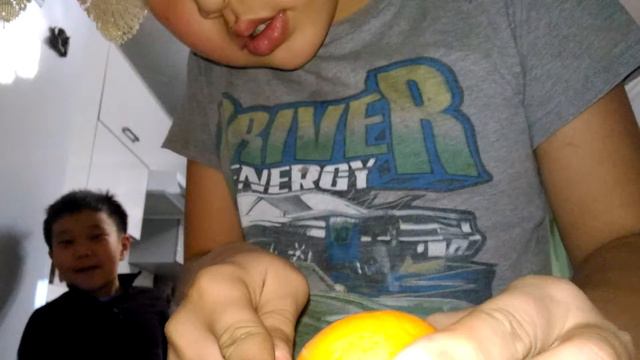 Как правильно чистить мандарины. смотреть онлайн