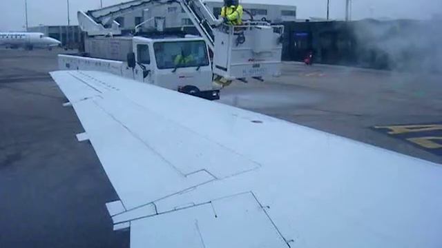 De-icing of Embraer 135 in Lyon Saint Exupéry Airport смотреть онлайн