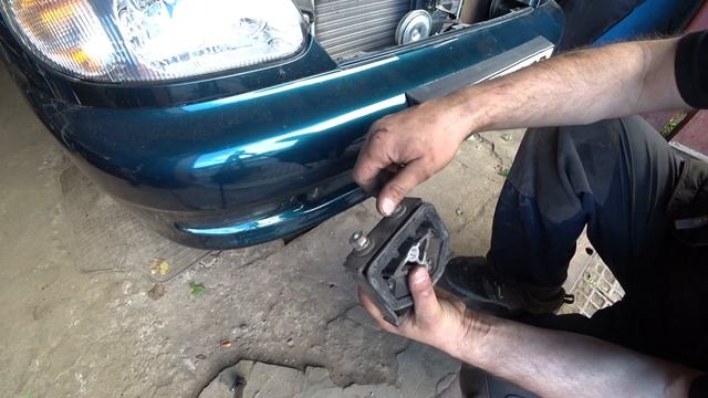 замена правой подушки двигателя DAEWOO ZAZ SENS смотреть онлайн