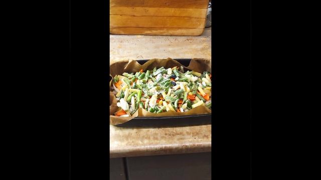 Зубатка на овощной подушке