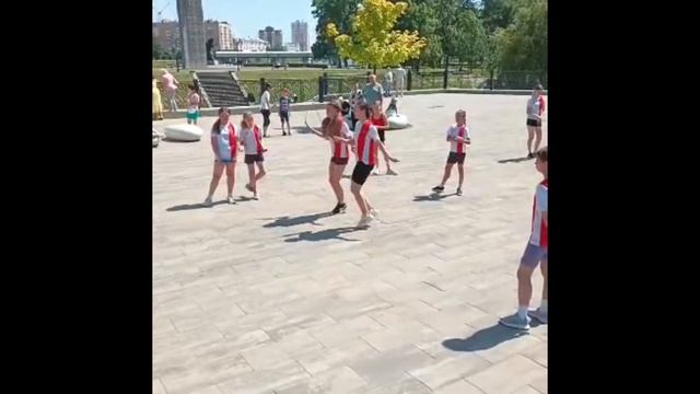 Маленькие рекорды прыжков через скакалку разными способами смотреть онлайн