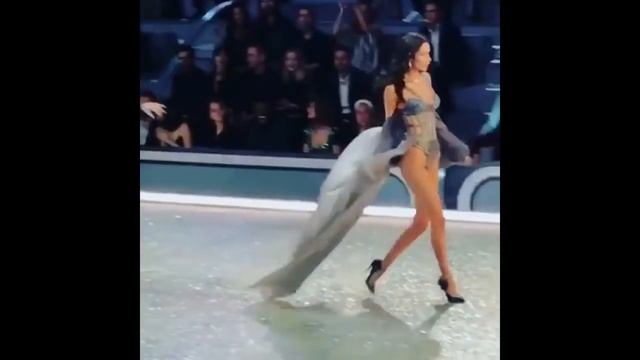 Victoria's Secret Fashion Show 2016 | Bella Hadid & The Weeknd HD смотреть онлайн