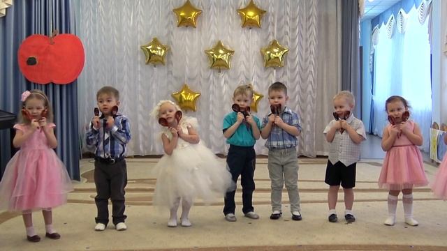 Жили у бабуси два веселых гуся / Песенка для детей на утреннике в садике смотреть онлайн