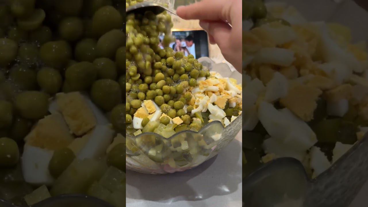 Ну что, оливье крошите под Иронию Судьбы?#новыйгод #оливье #рецепты смотреть онлайн