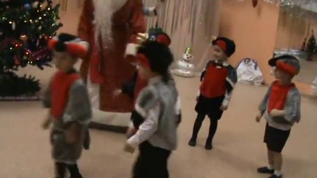 Ромка на новогоднем утреннике смотреть онлайн