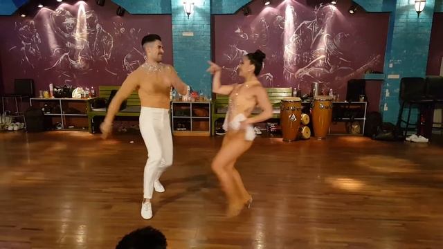 Kike & Nahir Bachata Sensual Performance in Hongdae TURN Bar 18.06.23 смотреть онлайн
