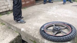 Как накачать бескамерное колесо
