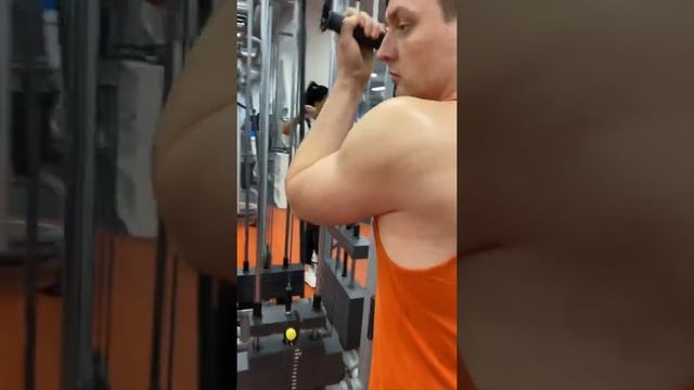 Разгибание на трицепс в блочном тренажёре 1й рукой обратным хватом