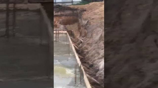 Начало строительства дома со сложным рельефом участка. смотреть онлайн