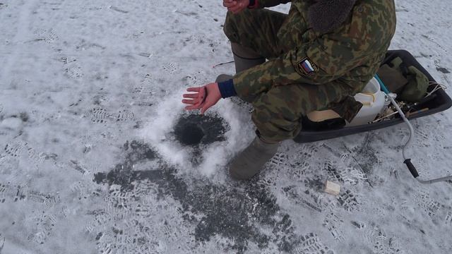 Бешеный Клёв с Одной Лунки Поймал Мешок Рыбы Ловля Краснопёрки Зимой Рыбалка на Жерлицы Ловля Щуки смотреть онлайн