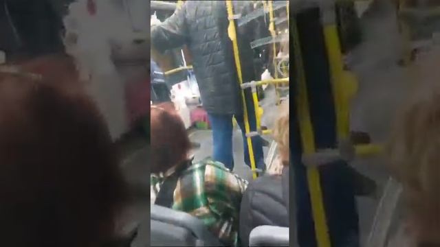 Пассажир в салоне общественного транспорта «чуть чуть выпил» и теперь он «чуть чуть не доволен» ? смотреть онлайн
