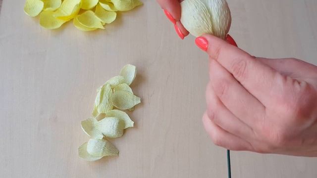 Ранункулюс из гофрированной бумаги. Цветы из бумаги своими руками. Мастер класс. DIY . смотреть онлайн