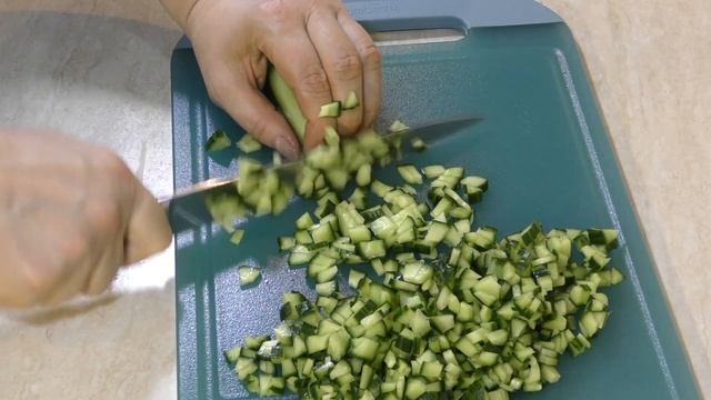 Салат Оливье с колбасой, по домашнему рецепту без картофеля. смотреть онлайн