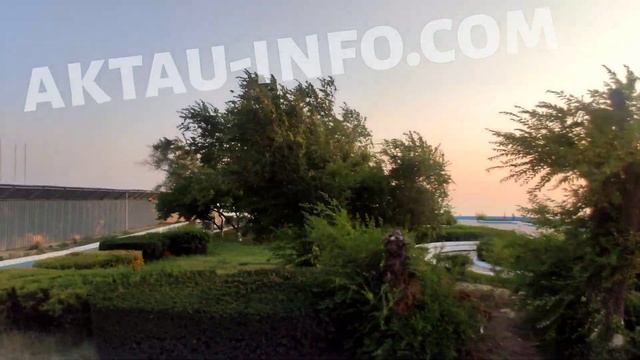 Двухэтажный автобус Актау - Прогулка по набережной Актау смотреть онлайн