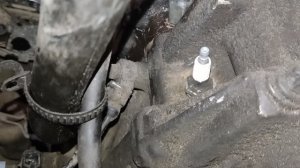 Не откручивается свеча зажигания.Несколько минут мучений...mp4