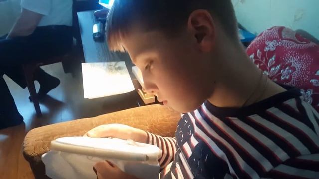 {33} Слушаем музыку и смотрим, как вышивает мой крестник:) смотреть онлайн