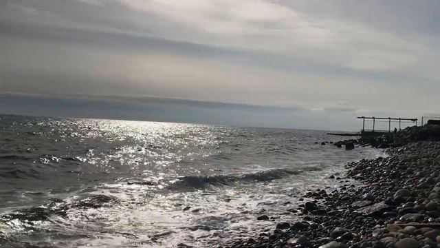 Вид на скальную вулканическую породу и гору Кастель с дикого пляжа отеля Лазурная бухта смотреть онлайн