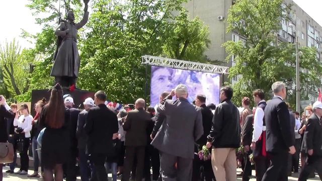 Победитель с улыбкою и цветами.5 смотреть онлайн