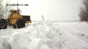 Трактор Кировец. Расчистка снега. Расширяю дорогу перед метелью.