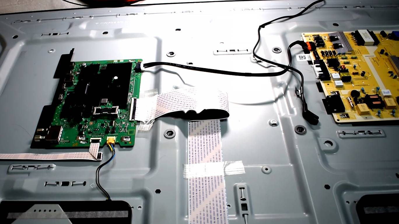 Ремонт телевизора Samsung UE50AU8040U смотреть онлайн