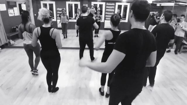 Bachata shines by Karim Ammour - Salsa Caliente Paris смотреть онлайн