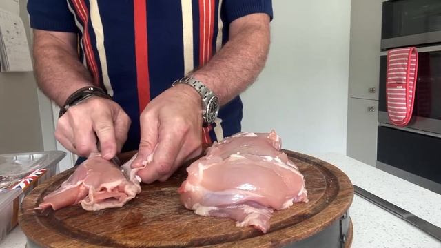 How to Take the Skin Off a Chicken Thigh смотреть онлайн